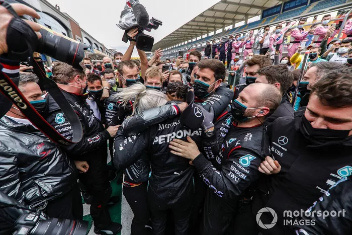 Lewis Hamilton, Mercedes-AMG F1 es felicitado por el equipo después de ganar su 7º título de campeón del mundo