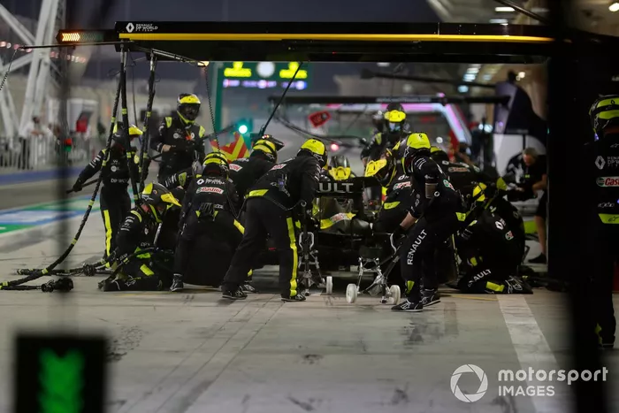 Esteban Ocon, Renault F1 Team R.S.20, pit stop