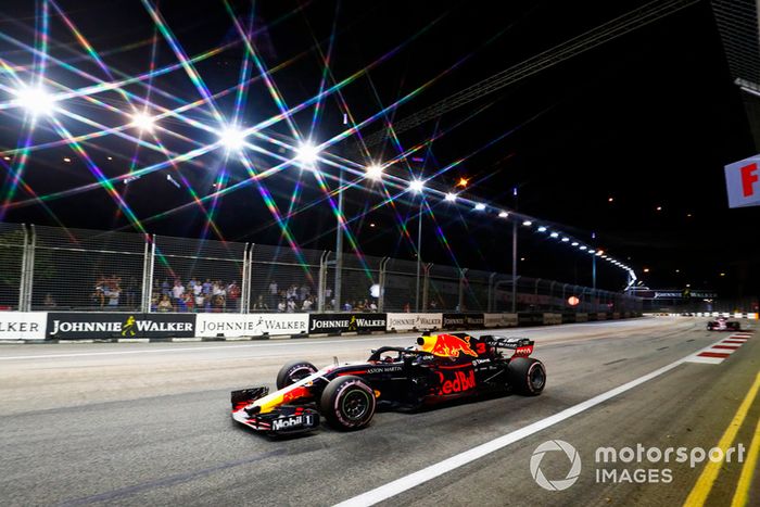 Daniel Ricciardo, Red Bull Racing RB14, Sergio Perez, Racing Point Force India VJM11