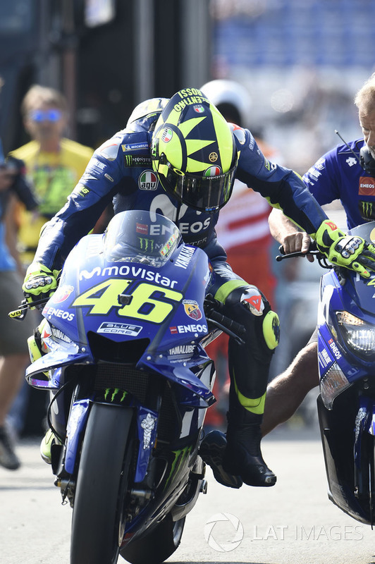 Валентино Россі, Yamaha Factory Racing, повертається у бокси після відмови мотоцикла