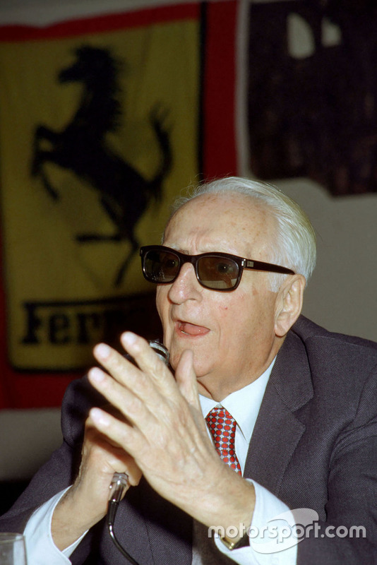 Maranello 1984, Enzo Ferrari durante una riunione con i giornalisti
