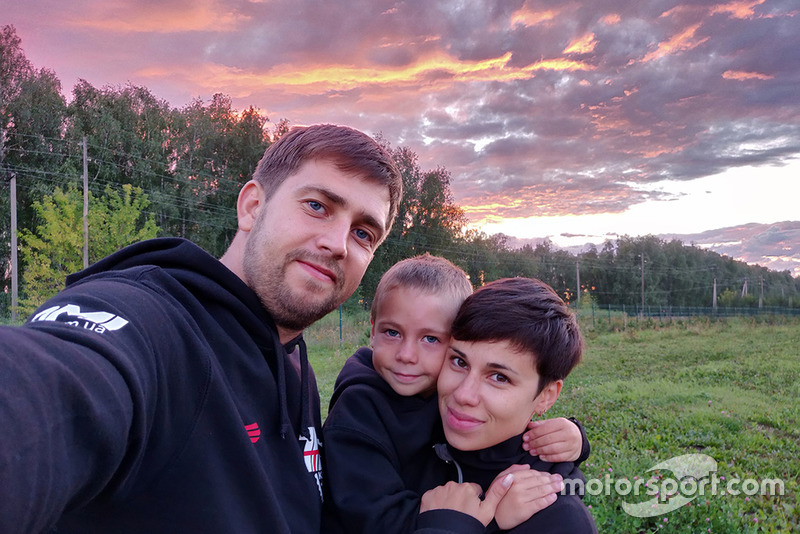 Тимур Кулєшов із батьками