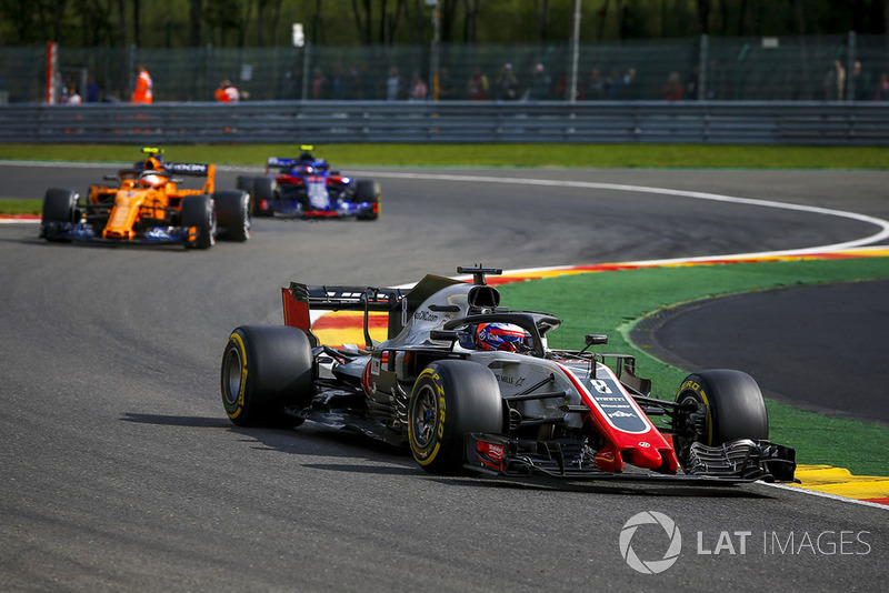 Romain Grosjean, Haas F1 Team VF-18 y Stoffel Vandoorne, McLaren MCL33