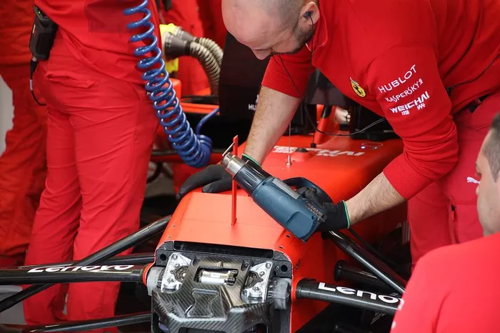 Detalle de la suspensión delantera Ferrari SF90