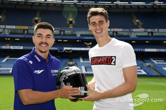 Maverick Viñales (Yamaha) da un casco al portero del Chelsea, Kepa Arrizabalaga