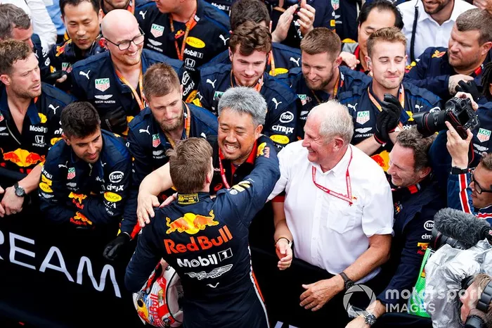 Max Verstappen, Red Bull Racing, 1ª posición, celebra en Parc Ferme con Masashi Yamamoto, Director General de Honda Motorsport, y el equipo Red Bull