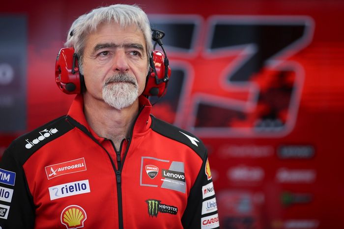 Luigi Dall'lgna Director General de Ducati Corse en el garaje