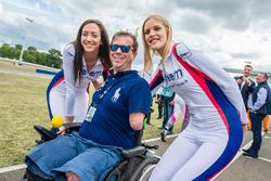 Frédéric Sausset con hermosas chicas de la parrilla