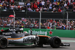 Sergio Perez, Sahara Force India F1 VJM09 begroet zijn fans na de race