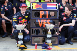 Победитель гонки - Макс Ферстаппен, Red Bull Racing празднует с командой