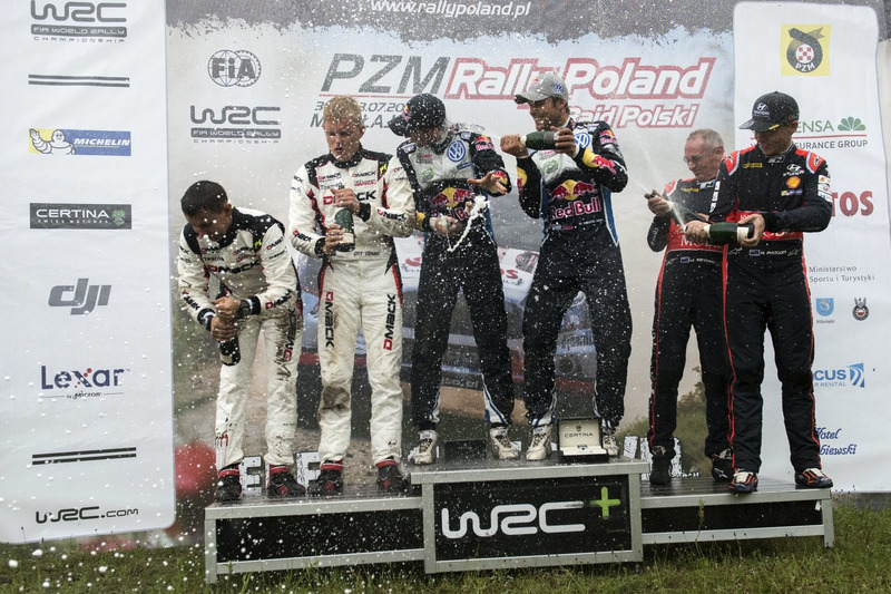 Podio: Ganadores Andreas Mikkelsen, Anders Jäger, Volkswagen Polo WRC, Volkswagen Motorsport; segundo lugar Ott Tanak, Raigo Molder, DMACK World Rally Team; terce lugar Hayden Paddon, John Kennard, Hyundai i20 WRC, Hyundai Motorsport