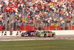 Dale Earnhardt siegt vor Bobby Labonte