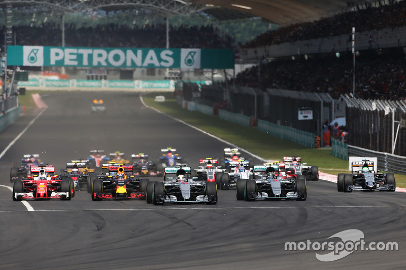 Start: Polesitter Hamilton führt, während Sebastian Vettel ganz innen ...