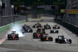 Ніко Росберг Mercedes AMG F1 W07 Hybridвипереджає Даніеля Ріккардо, Red Bull Racing RB12