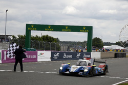 Checkered flag for #37 SMP Racing BR01 Nissan: Vitaly Petrov, Viktor Shaytar, Kirill Ladygin