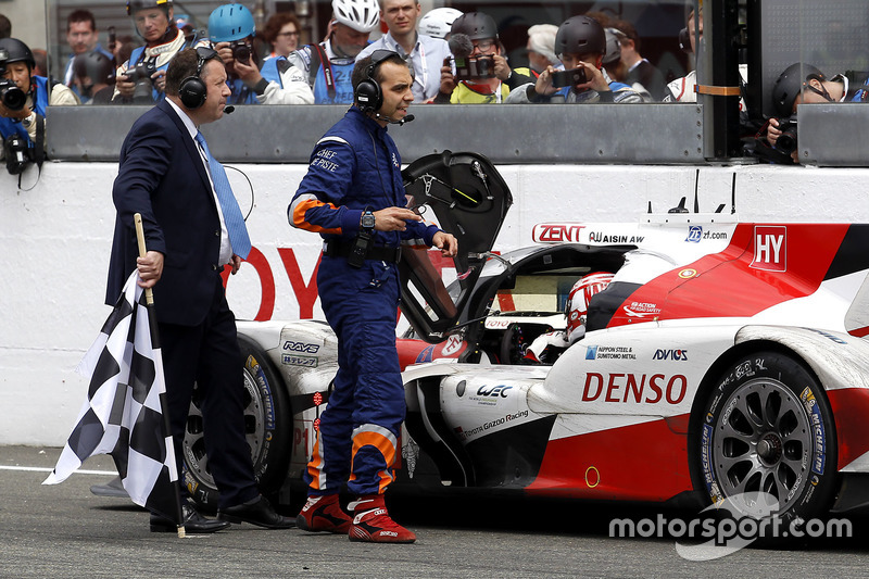 #5 Toyota Racing Toyota TS050 Hybrid: Kazuki Nakajima setelah checkered flag