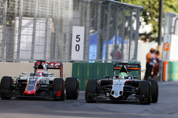 Nico Hulkenberg, Sahara Force India F1 VJM09 e Romain Grosjean, Haas F1 Team VF-16 lottano per la po