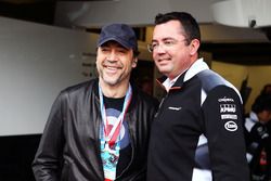 El actor Javier Bardem con Eric Boullier, McLaren Racing Director
