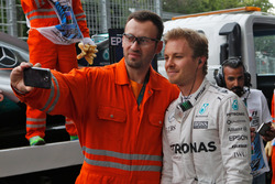 Nico Rosberg, Mercedes AMG F1 con un marshals dopo essersi fermato nella seconda sessione di prove l
