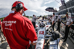 Технік Firestone біля машини Вілла Пауера, Team Penske Chevrolet