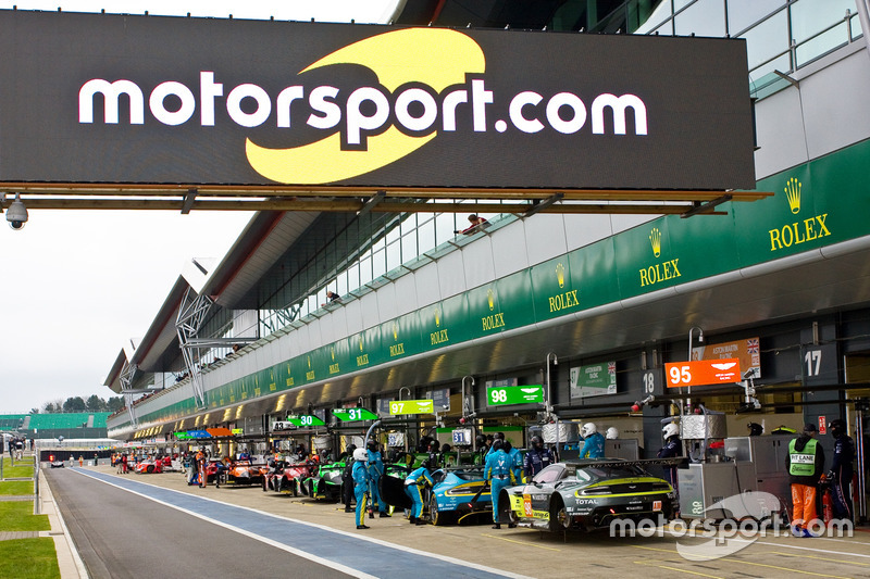 10. Motorsport.com-Banner in der Boxengasse