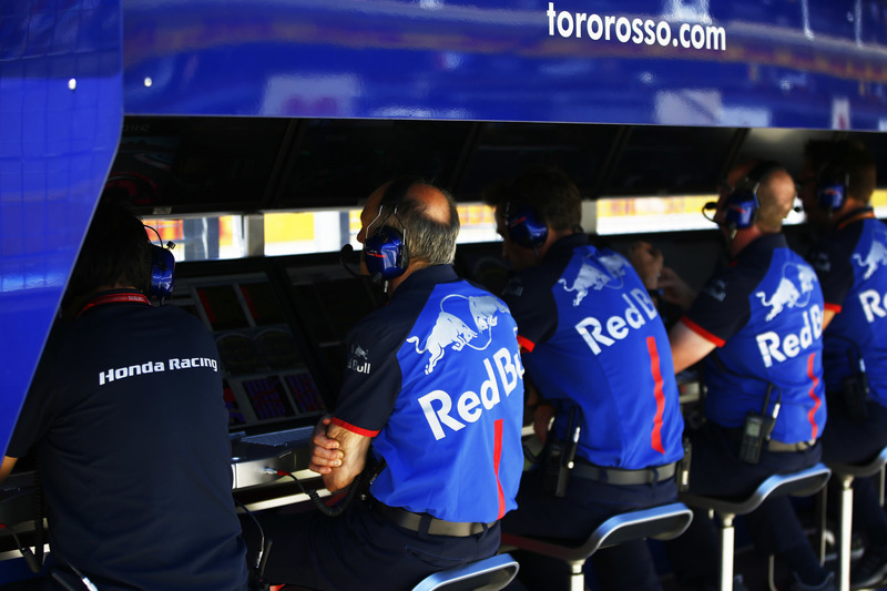 Franz Tost, Team Principal, Toro Rosso, et l'équipe sur le muret des stands