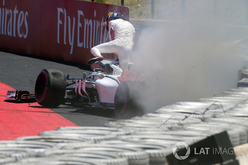 Marcus Ericsson, Sauber C37 dans le mur et prend feu