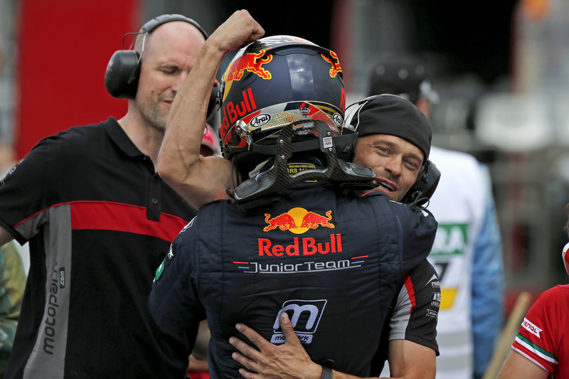 Race winner Dan Ticktum, Motopark Dallara F317 - Volkswagen