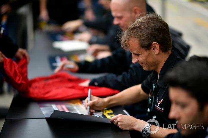 #63 Corvette Racing Chevrolet Corvette C7.R:  Antonio Garcia, autograph session