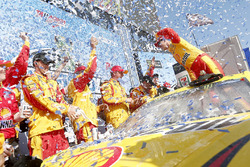 Race winner Joey Logano, Team Penske, Ford Fusion Shell Pennzoil