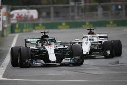 Lewis Hamilton, Mercedes AMG F1 W09, Marcus Ericsson, Sauber C37 Ferrari
