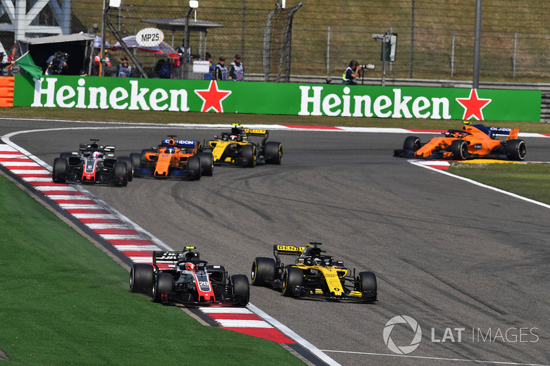 Kevin Magnussen, Haas F1 Team VF-18 y Nico Hulkenberg, Renault Sport F1 Team R.S. 18 batalla