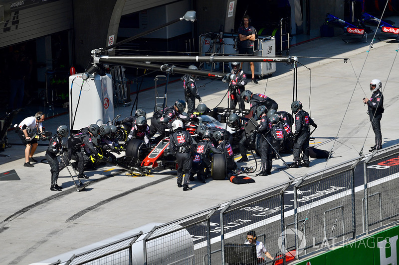 Kevin Magnussen, Haas F1 Team VF-18, pit stop