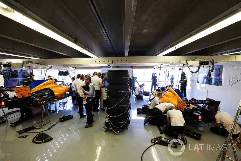 Engineers work on the cars of Fernando Alonso, McLaren MCL33, and Stoffel Vandoorne, McLaren MCL33, in the garage