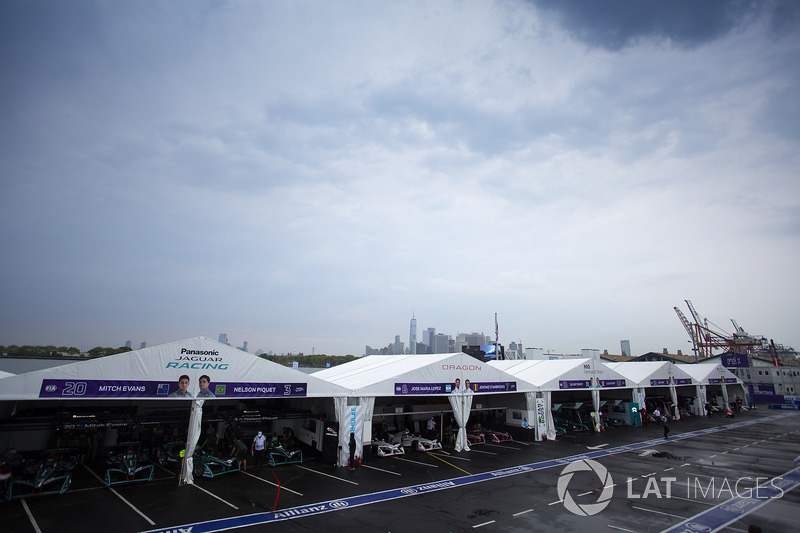 Pit Lane, garage