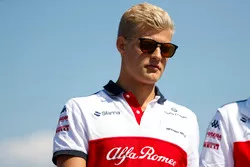 Marcus Ericsson, Sauber,  camina por el circuito