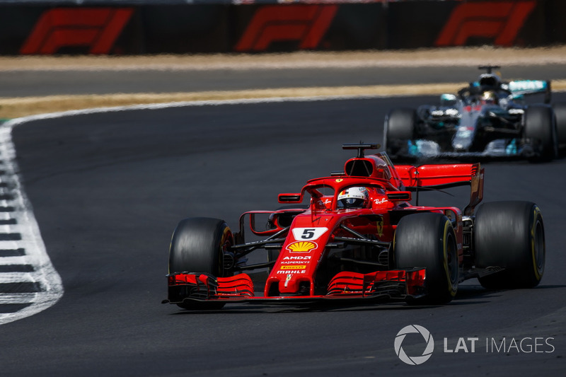 Sebastian Vettel, Ferrari SF71H, precede Lewis Hamilton, Mercedes AMG F1 W09