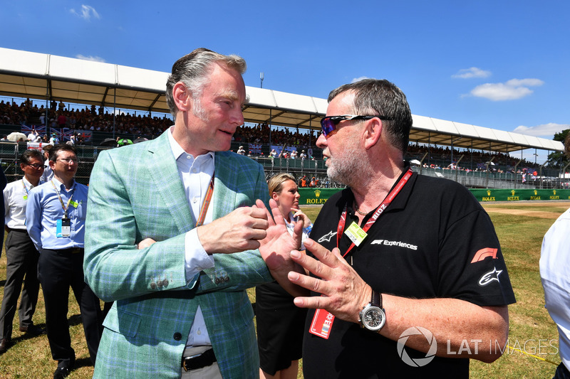 Sean Bratches, directeur des opérations commerciales du Formula One Group, avec Paul Stoddart, sur la grille