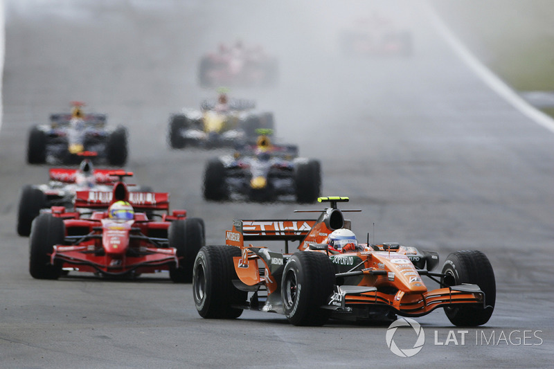 Markus Winkelhock, Spyker F8-VII lidera a Felipe Massa, Ferrari F2007