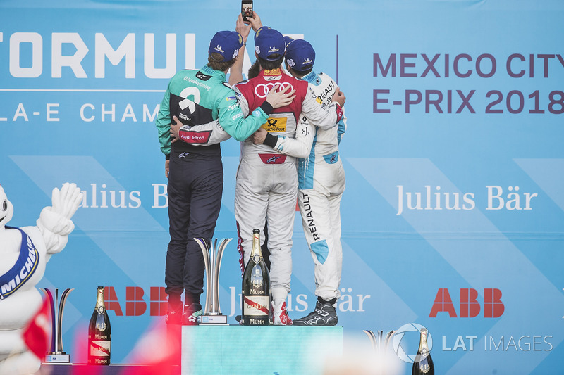 Daniel Abt, Audi Sport ABT Schaeffler, celebra en el podio después de ganar la carrera con Oliver Turvey, NIO Formula E Team, Sébastien Buemi, Renault e.Dams