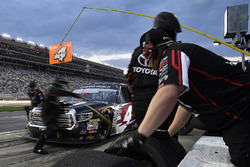 Kyle Busch, Kyle Busch Motorsports, Cessna Toyota Tundra pits