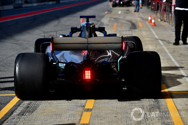 Lewis Hamilton, Mercedes-AMG F1 W09 con luces en el alerón trasero