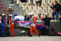 Les commissaires retirent l'épave de la Toro Rosso STR13 Honda de Brendon Hartley après son gros accident