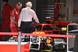 Чарлі Вайтінг і Ferrari SF71H з дзеркалом на Halo