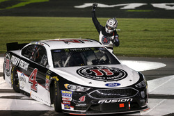 Race winner Kevin Harvick, Stewart-Haas Racing, Ford