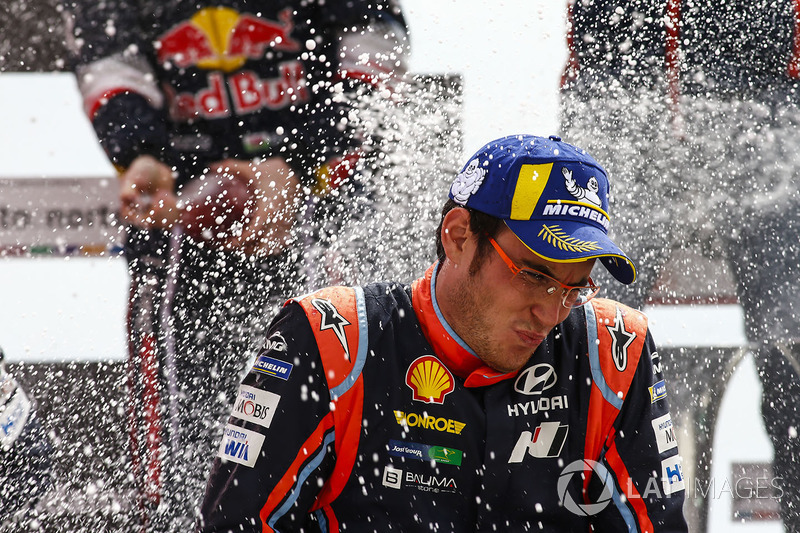 Podyum: Kazanan Thierry Neuville, Hyundai Motorsport