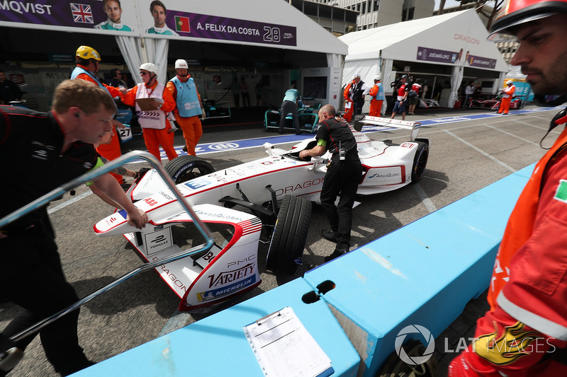 El coche de Jose Maria Lopez, Dragon Racing es empujado al garaje después del choque con Antonio Felix da Costa, Andretti Formula E Team