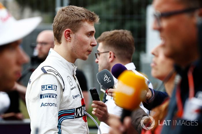 Sergey Sirotkin, Williams Racing, con los medios
