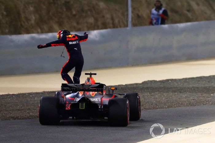 Daniel Ricciardo, Red Bull Racing RB14 Tag Heuer, salta de su auto después de retirarse de la carrera