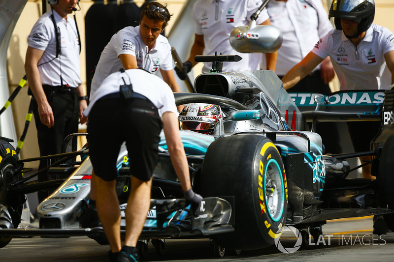 Les mécaniciens Mercedes avec Lewis Hamilton, Mercedes AMG F1 W09, dans la voie des stands